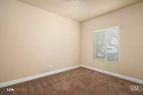 9434 Red Pine Dr, Shafter, CA 93263 photo 4