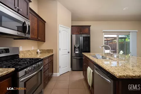 9434 Red Pine Dr, Shafter, CA 93263 photo 8