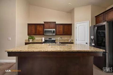 9434 Red Pine Dr, Shafter, CA 93263 photo 7