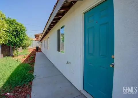 606 Oildale Dr, Bakersfield, CA 93308