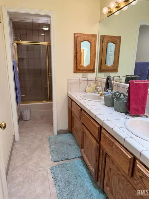 Bath - 22417 Citation St, Tehachapi, CA 93561 photo 2 of 2