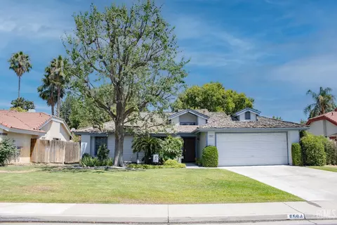 8904 Crowningshield Dr, Bakersfield, CA 93311
