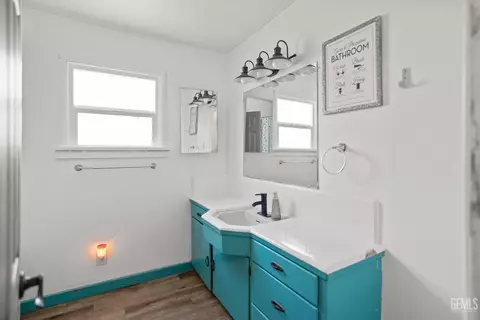 Bath - 111 E Woodrow St, Taft, CA 93268 photo 1 of 3