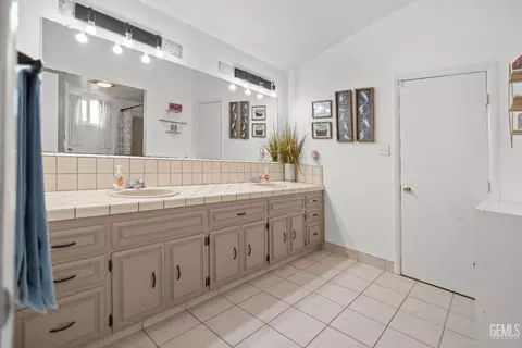 Bath - 111 E Woodrow St, Taft, CA 93268 photo 3 of 3
