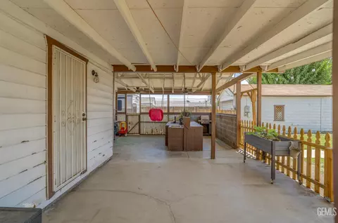 Exterior - 111 E Woodrow St, Taft, CA 93268 photo 3 of 7