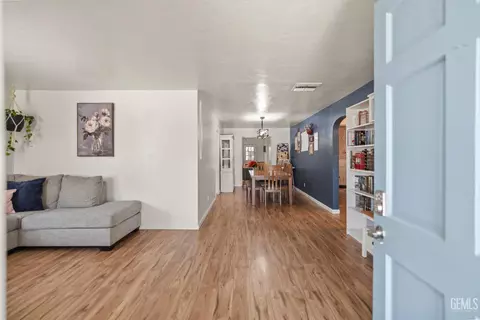 Entry Way - 111 E Woodrow St, Taft, CA 93268 photo 1 of 3
