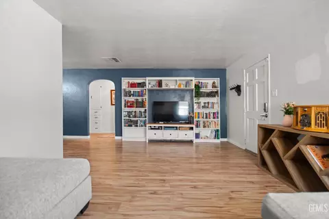 Living - 111 E Woodrow St, Taft, CA 93268 photo 1 of 1