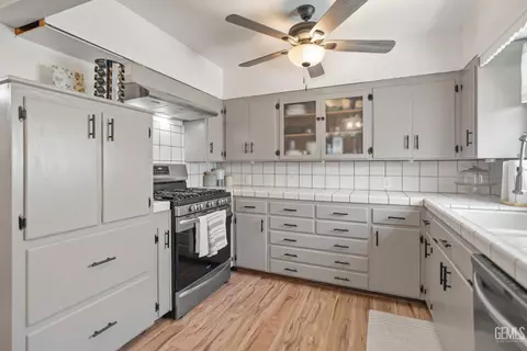 Kitchen - 111 E Woodrow St, Taft, CA 93268 photo 2 of 2