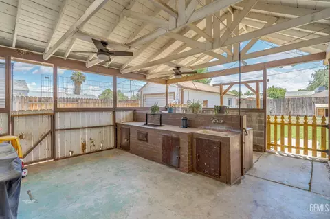 Exterior - 111 E Woodrow St, Taft, CA 93268 photo 6 of 7