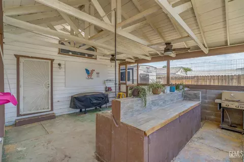 Exterior - 111 E Woodrow St, Taft, CA 93268 photo 5 of 7