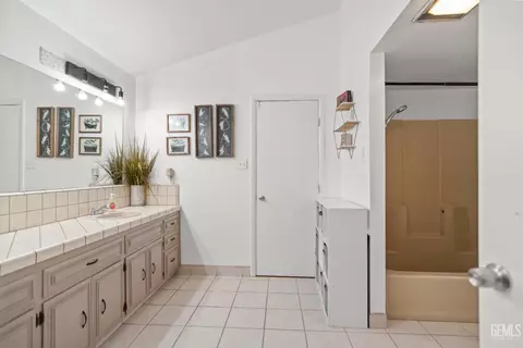 Bath - 111 E Woodrow St, Taft, CA 93268 photo 2 of 3