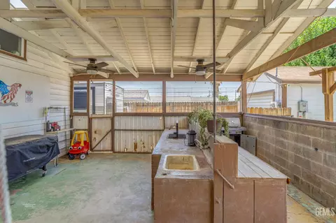 Exterior - 111 E Woodrow St, Taft, CA 93268 photo 4 of 7