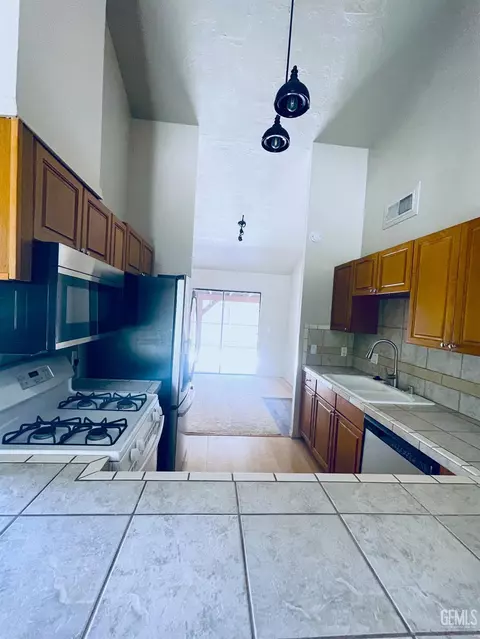 Kitchen - 22 Village Ln, Tehachapi, CA 93561 photo 5 of 6