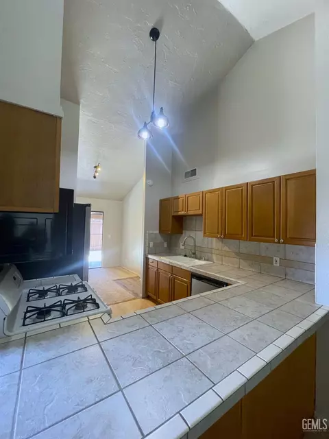 Kitchen - 22 Village Ln, Tehachapi, CA 93561 photo 4 of 6