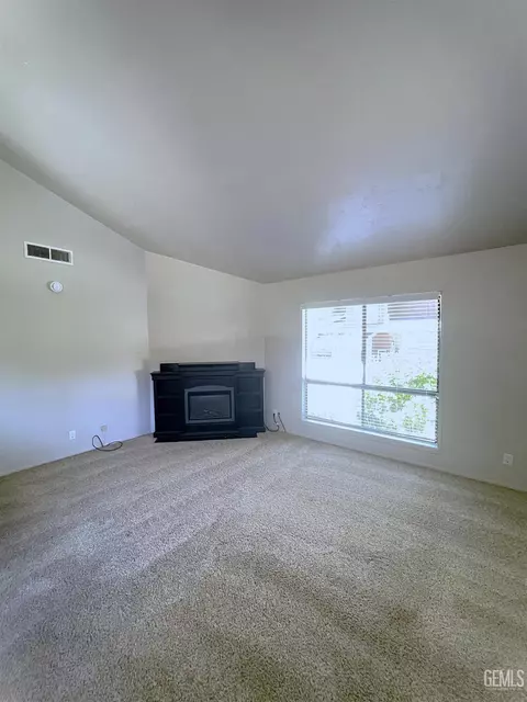 Living - 22 Village Ln, Tehachapi, CA 93561 photo 2 of 3