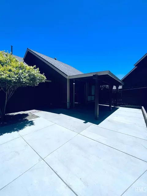 Exterior - 22 Village Ln, Tehachapi, CA 93561 photo 3 of 9