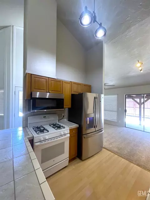Kitchen - 22 Village Ln, Tehachapi, CA 93561 photo 2 of 6