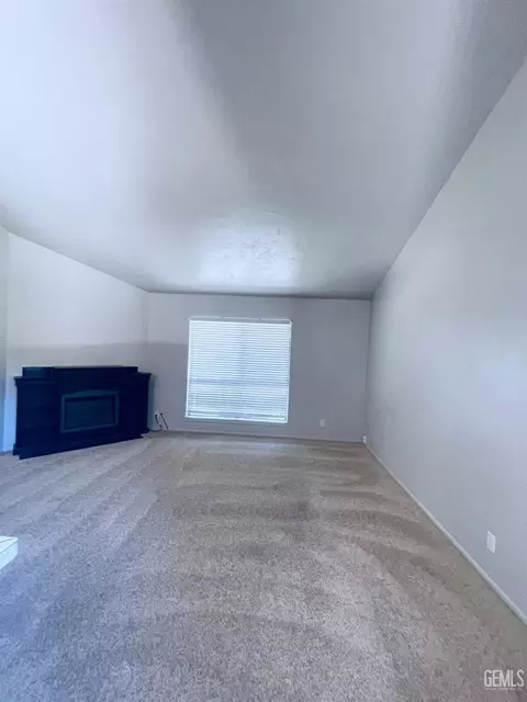 Living - 22 Village Ln, Tehachapi, CA 93561 photo 3 of 3