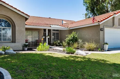 812 Mazatlan Dr, Bakersfield, CA 93314