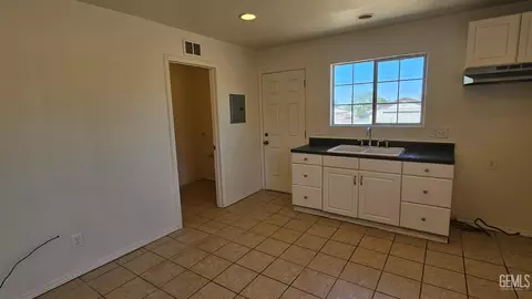 224 Eastern Ave, Taft, CA 93268 photo 3