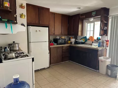 Kitchen - 819 Stephen Ct, Wasco, CA 93280 photo 1 of 1