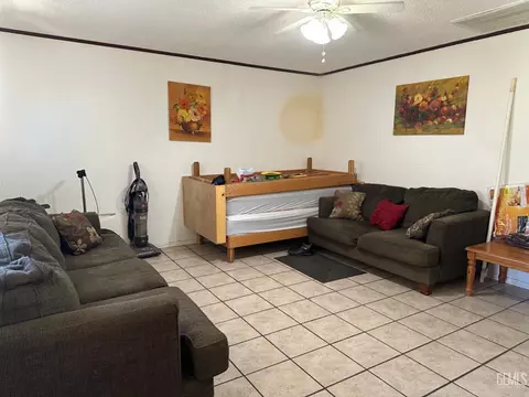 Living - 819 Stephen Ct, Wasco, CA 93280 photo 1 of 1