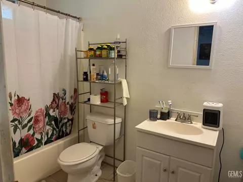 Bath - 819 Stephen Ct, Wasco, CA 93280 photo 1 of 2