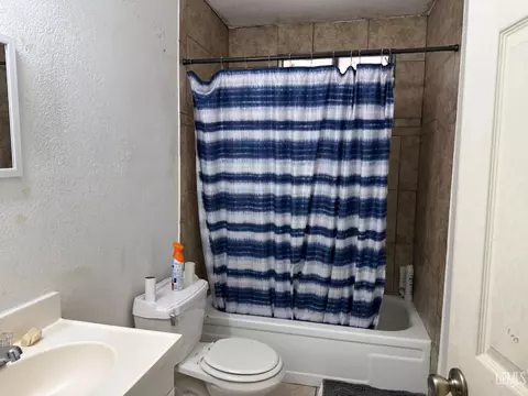 Bath - 819 Stephen Ct, Wasco, CA 93280 photo 2 of 2