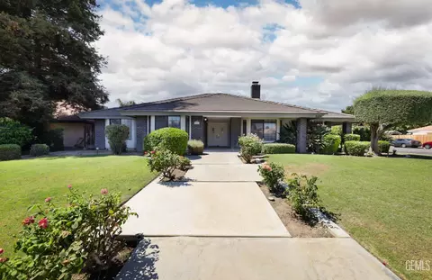 8900 Bridlewood Ln, Bakersfield, CA 93311
