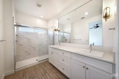 Bath - 3328 Rustic Woods Ln, Shafter, CA 93263 photo 3 of 3