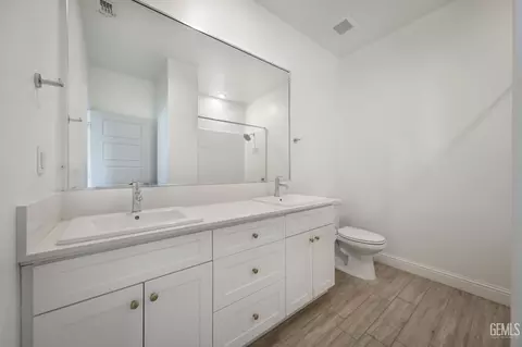 Bath - 3328 Rustic Woods Ln, Shafter, CA 93263 photo 2 of 3