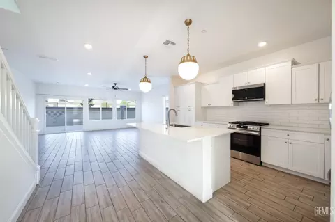 Entry Way - 3328 Rustic Woods Ln, Shafter, CA 93263 photo 6 of 10