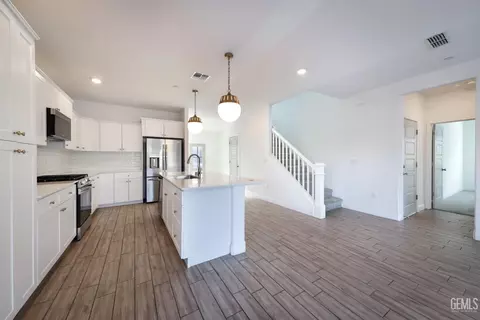 Entry Way - 3328 Rustic Woods Ln, Shafter, CA 93263 photo 7 of 10