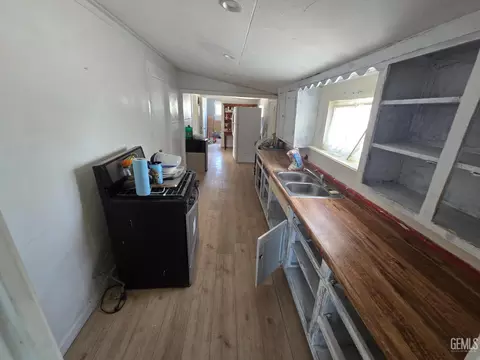 Kitchen - 23321 Baker Ave, Fellows, CA 93224 photo 1 of 1