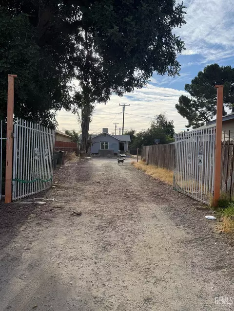 320 Belmont Ave, Bakersfield, CA 93308