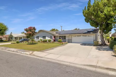 704 River Oaks Dr, Bakersfield, CA 93309