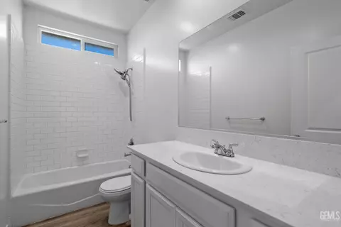 Bath - 5817 Eiffel Pl, Bakersfield, CA 93311 photo 1 of 2