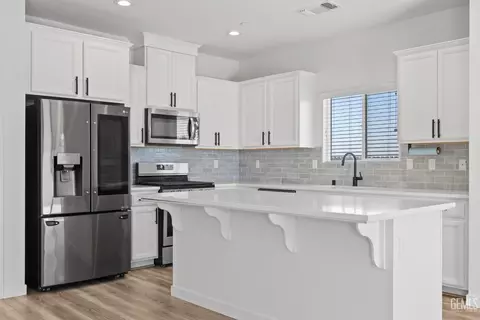 Kitchen - 5817 Eiffel Pl, Bakersfield, CA 93311 photo 4 of 4