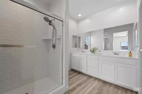 Bath - 5817 Eiffel Pl, Bakersfield, CA 93311 photo 2 of 2