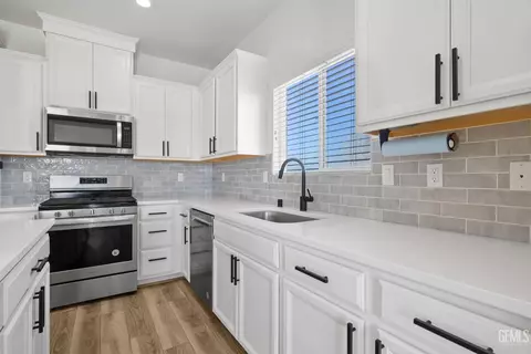 Kitchen - 5817 Eiffel Pl, Bakersfield, CA 93311 photo 2 of 4