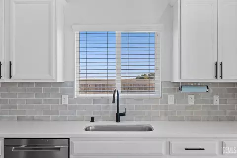 Kitchen - 5817 Eiffel Pl, Bakersfield, CA 93311 photo 3 of 4