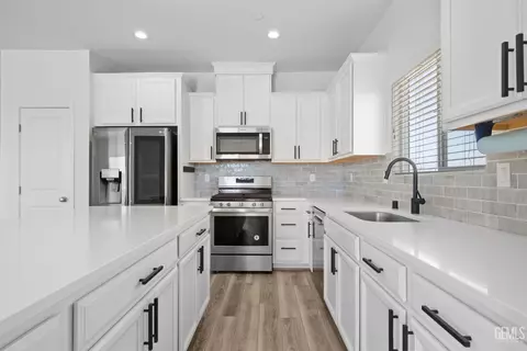 Kitchen - 5817 Eiffel Pl, Bakersfield, CA 93311 photo 1 of 4