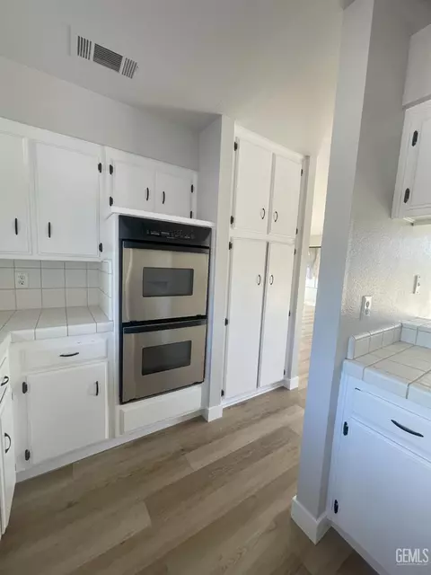 Kitchen - 21821 Brook Dr, Tehachapi, CA 93561 photo 4 of 4