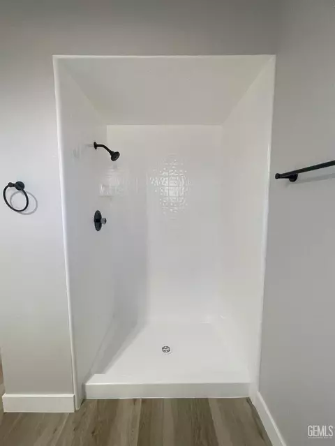 Bath - 21821 Brook Dr, Tehachapi, CA 93561 photo 2 of 3