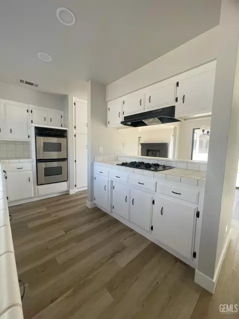 Kitchen - 21821 Brook Dr, Tehachapi, CA 93561 photo 2 of 4
