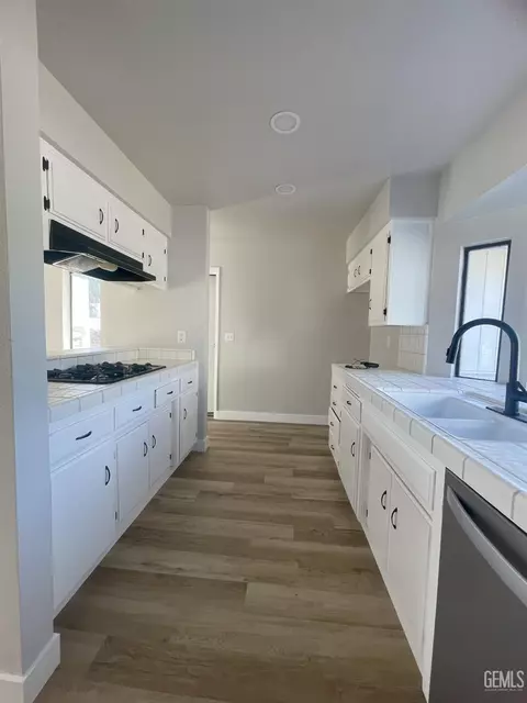 Kitchen - 21821 Brook Dr, Tehachapi, CA 93561 photo 3 of 4