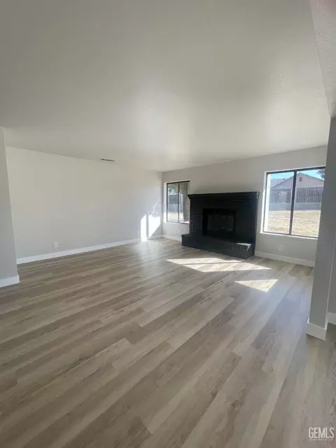 Living - 21821 Brook Dr, Tehachapi, CA 93561 photo 1 of 1