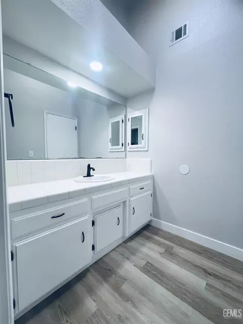 Bath - 21821 Brook Dr, Tehachapi, CA 93561 photo 3 of 3