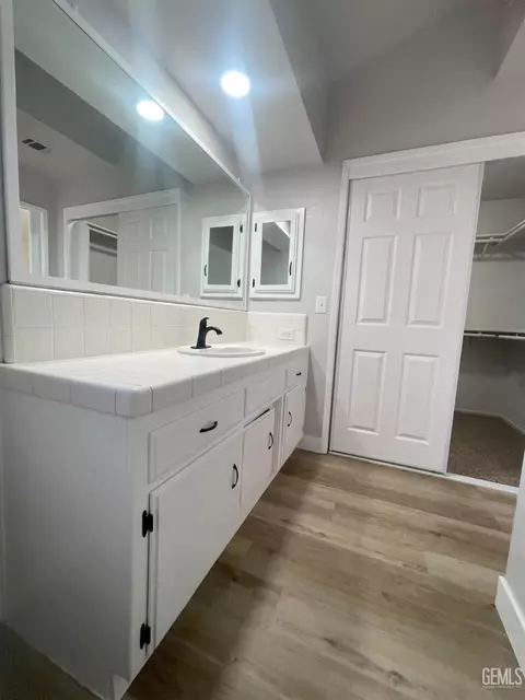 Bath - 21821 Brook Dr, Tehachapi, CA 93561 photo 1 of 3