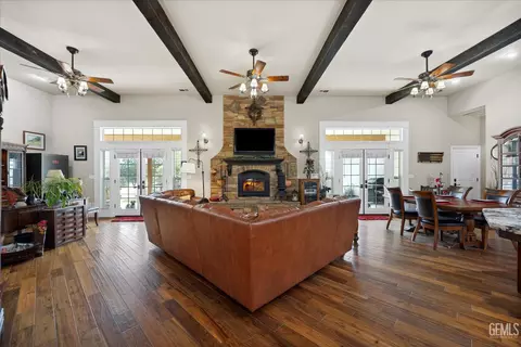 Living - 42177 Buckeye St, Caliente, CA 93518 photo 4 of 4